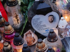 Tak wygląda grób Łukasza Litewki dzień po jego pogrzebie. Ludzie czuwają przy jego mogile