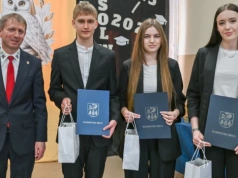 Maturzyści z Brus kończą szkołę. Maja Maciejewska, Weronika Synak i Dorian Meller z wyróżnieniami