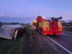 Ciężarówka w rowie na DK11