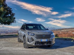 Używany, hybrydowy Peugeot 2008 II z niewielkim przebiegiem. Czy zakup miejskiego SUV-a z rynku wtórnego się opłaca?