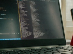 Lekki Linux dla starszego laptopa. Co wybrać w 2026 roku?