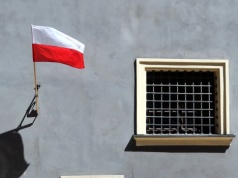 Wywieszasz flagę na 3 maja? O tych zasadach zapomina większość Polaków