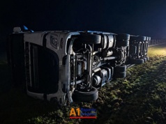 Ciężarówka wypadła z jezdni. Utrudnienia na A1 pod Łodzią