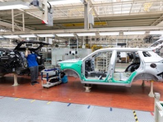 Zamykają linie produkcyjne i redukują etaty. Motoryzacja przechodzi rewolucję