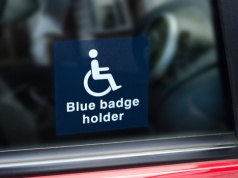 Blue Badge nie chroni przed mandatem. Sprawdź, gdzie nie wolno parkować w UK