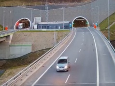 Szalone wyczyny kierowców i pieszych na beskidzkich ekspresówkach | WIDEO