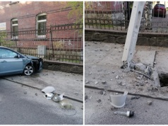 Uderzył w słup, zatrzymał się na ogrodzeniu