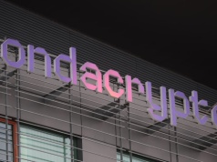Neon Zondacrypto usunięty z siedziby PKOl. Również inny sponsor Polkomtel, właściciel sieci Plus, zalega dużą sumę