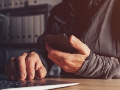 Nowe próby wyłudzeń: fałszywe SMS-y o paczce i telefony z „banku”. Jak się chronić?