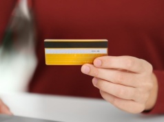 Karta kredytowa to nie pieniądze extra, a odroczony rachunek. Pilnuj dat
