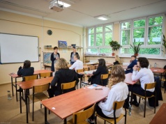 Biała koszula i czarne spodnie są już passe? "A na rozmowę o pracę też pójdziesz ubrany jak fleja?"