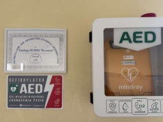 „To sprzęt, który ratuje życie”. Szkoła Podstawowa nr 38 otrzymała defibrylator AED