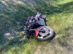 Zderzenie dwóch aut i motocykla. Dwie osoby podróżujące jednośladem trafiły do szpitala
