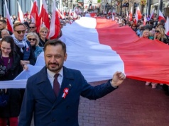 Stumetrowa flaga przeszła przez Kraków. Prezydent Miszalski mówił o wspólnocie, Święcie Pracy i rocznicy wejścia Polski do Unii Europejskiej