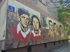 Fotografowała mural przy Miłej. Sąsiadka się wściekła i oblała z okna jej dziecko w wózku
