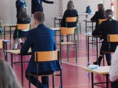 Matura 2026: co z telefonami i innymi urządzeniami? CKE wyjaśnia, kiedy można używać