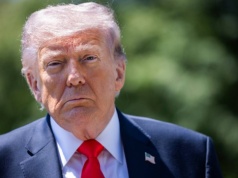 Trump zarzuca UE złamanie umowy, podniesie cła. "Z przyjemnością informuję"