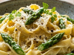 Wybitnie kremowe tagliatelle ze szparagami. Przepis Emiliana Castagni