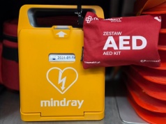 Nowy sprzęt dla OSP Mrowla. Defibrylator AED zwiększy bezpieczeństwo mieszkańców
