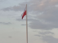 Święto Flagi na wsi. Na wielu wiejskich domach spotyka się wywieszone flagi