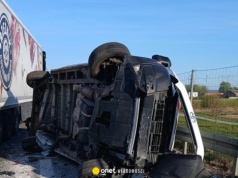 Groźny wypadek na trasie ekspresowej. Policjant trafił do szpitala