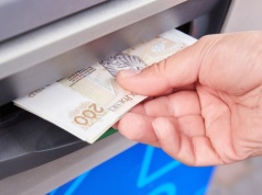 Polacy coraz częściej wycofują gotówkę z banków. Eksperci podają powody