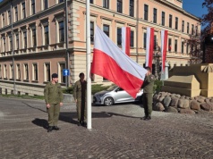 Tarnowianie wzięli udział w uroczystym podniesieniu flagi państwowej