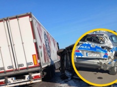 Uszkodzony radiowóz, rozbite auto służby drogowej. Wypadek na S17