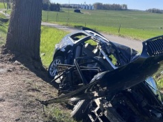 Groźny wypadek na Mazurach. BMW uderzyło w drzewo, trzy osoby ciężko ranne