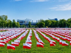 Morze flag na Błoniach. Kontur Polski z tysięcy biało-czerwonych i wspólny hymn z Dodą