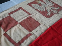 Tę flagę pokazują tylko raz w roku. Wyjątkowy eksponat na Dzień Flagi RP
