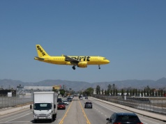 Spirit Airlines pierwszą w branży ofiarą wojny. "Wszystkie loty odwołane"