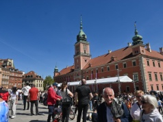 W Dniu Flagi RP podniesiono flagę państwową na wieży zegarowej Zamku Królewskiego