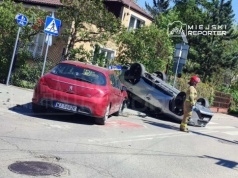 Nie zatrzymała się przed znakiem STOP i doprowadziła do zderzenia. Toyota dachowała