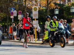 Prezydent Kenii podarowza Sabastianowi Sawe samochód i 53 000 euro po jego rekordowym maratonie