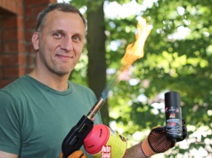 Czy wiralowy trik z odnawianiem plastików palnikiem działa?  Tak odświeżysz listwy i zderzaki
