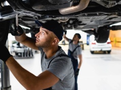 Mechanik ostrzega kierowców. Ten błąd niszczy skrzynię biegów i kosztuje fortunę