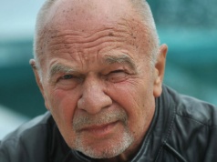 Gdy zakochał się w 24-letniej aktorce, miał 50 lat, a jego syn 26. "Największa miłość mojego życia"