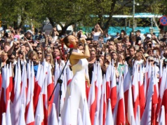 Tłumy na Błoniach. Doda zaśpiewała hymn. Rozdawano flagi