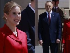Marta Nawrocka w krwistoczerwonej stylizacji przyciąga wzrok na obchodach Dnia Flagi (ZDJĘCIA)