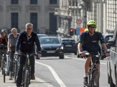 Czy rowerzysta może jechać ulicą, jeśli obok jest ścieżka rowerowa?