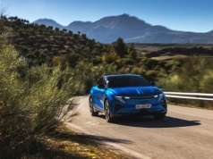 Samochód, który uczy cię jeździć. Alpine A390 dostaje system rodem z gier wideo