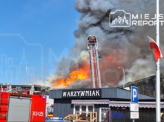 Płonie sklep Top Market. Budynek cały objęty jest ogniem. Trwa akcja gaśnicza