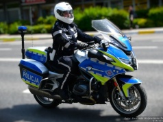 Dramatyczny pościg za kierowcą BMW. Policyjny motocykl uderzył w przypadkową pieszą