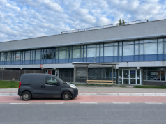 Autobus nie dojechał. Zatoki zamieniły się w parkingi na Osiedlu Akademickimt