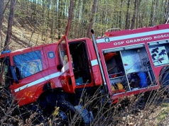 Jedna osoba nie żyje, auto strażaków w rowie. Poważny wypadek w majówkę