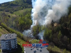 Pożar lasu na Rakownicy. Słup dymu widoczny z daleka, trudna akcja strażaków.