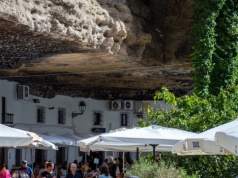Tutaj mieszkańcy żyją pod skałami. Andaluzyjski cud natury i architektury