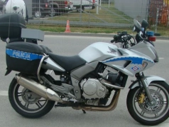 Pościg za BMW na Podkarpaciu. Policjant wjechał w kobietę na łące