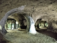 Nieoczywiste atrakcje na jednodniową wycieczkę. Groty, skansen i źródła czekają